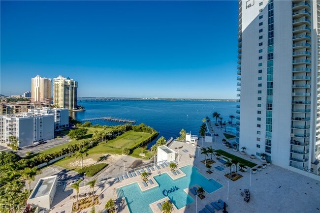 Building Photo - 3000 Oasis Grand Blvd