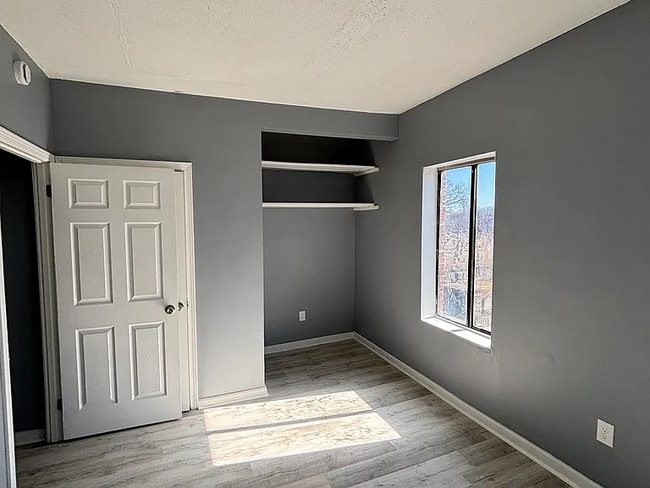 Building Photo - beautifully updated 3 bedroom, 1 bathroom apartment
