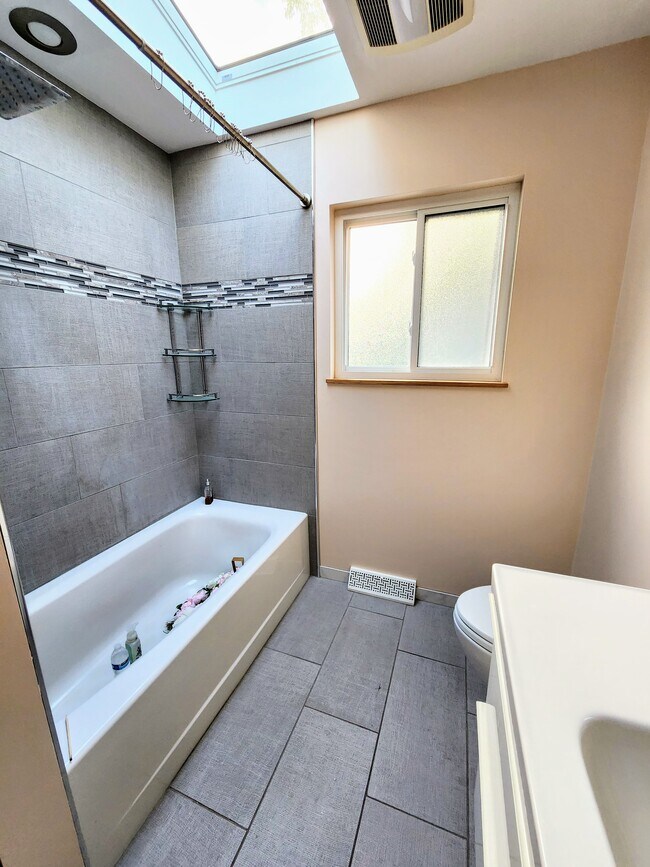 Building Photo - 711 E Main St