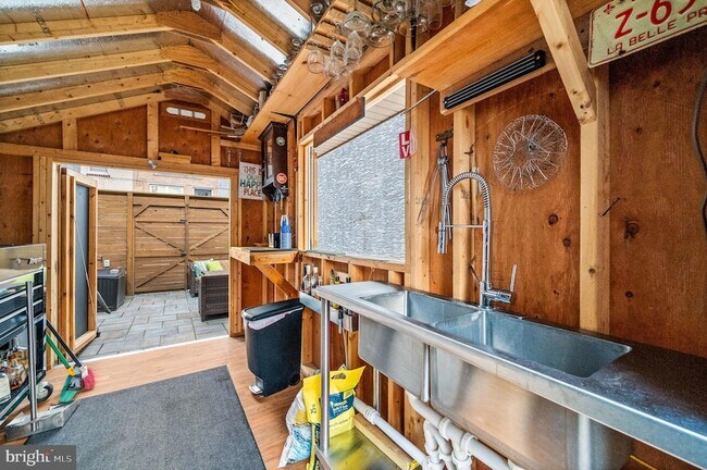 Building Photo - 1520 Dorrance St