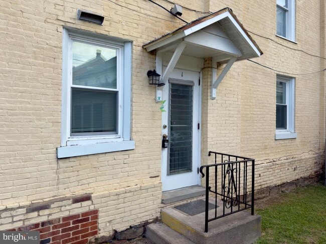Building Photo - 104 S Front St