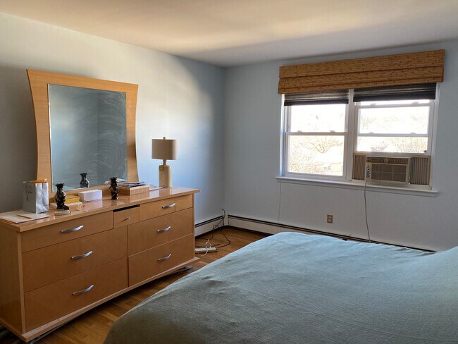 Building Photo - 364 Hoover Ave