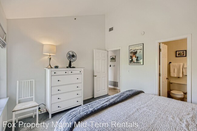 Building Photo - 2 br, 2 bath House - 565 Manhattan Dr #202