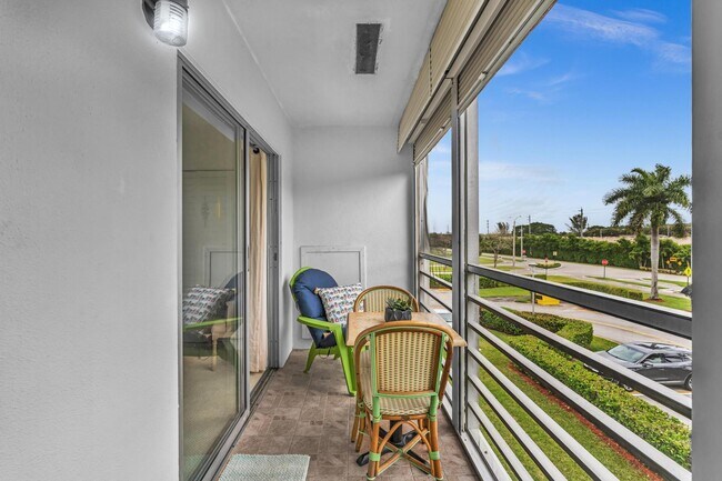 Building Photo - 576 Fanshaw N