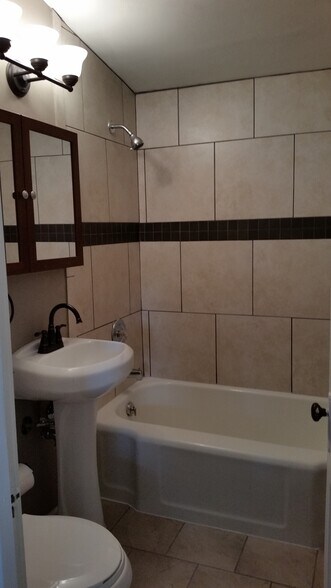 Bathroom - 3132 N Weil St
