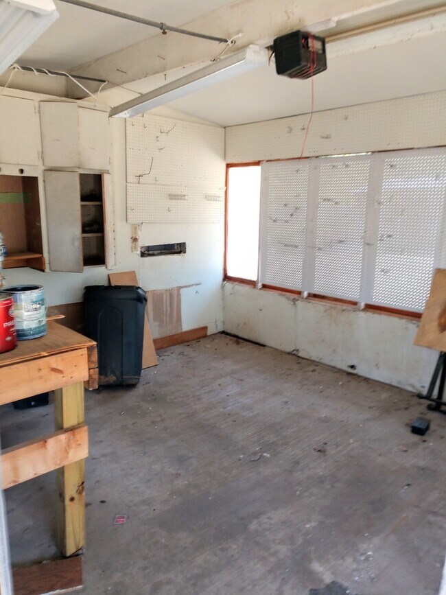 Building Photo - 3 bedroom 1 bath house in central Denton.