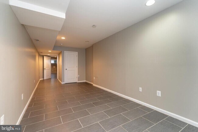 Building Photo - 1330 S Charles St