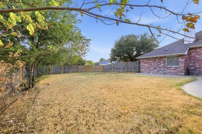 Building Photo - 100 Oak Hollow Ln