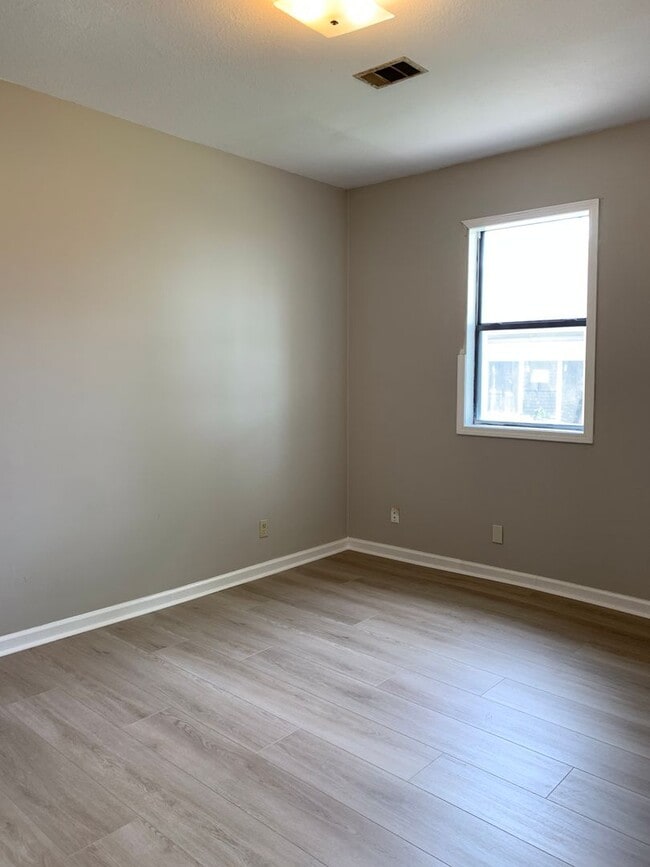 Building Photo - 3bed/1bath house