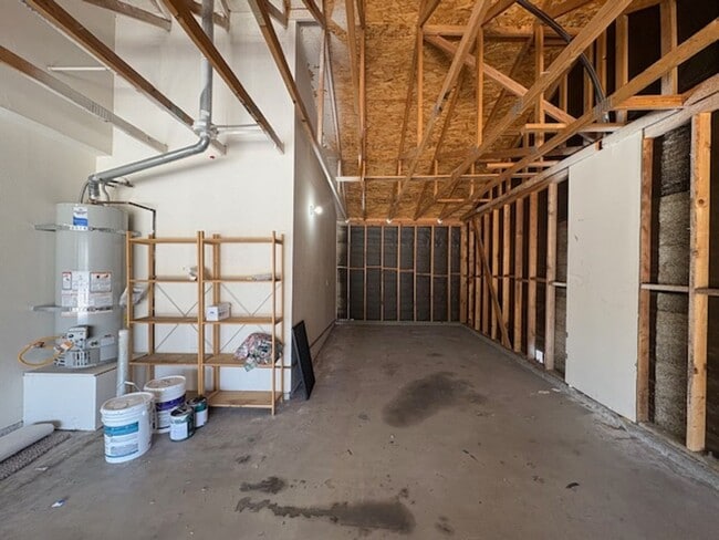 Building Photo - 4 Bedroom with NEW Carpet & Paint