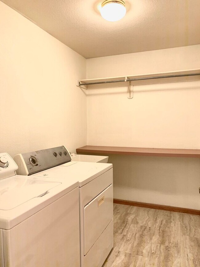 Building Photo - Beautiful & Spacious 4 Bedroom 2.5 Bath Home with 2 Car Attached Garage on Large Lot in South For...