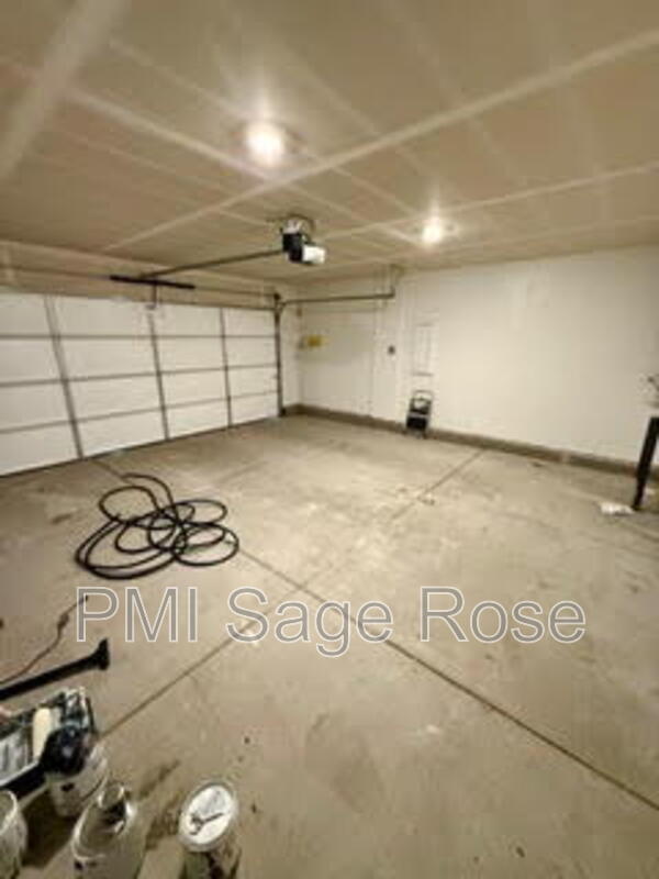 Building Photo - 8932 Coyote Blf Dr