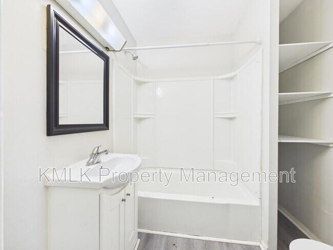 Building Photo - 429 Lovisa St