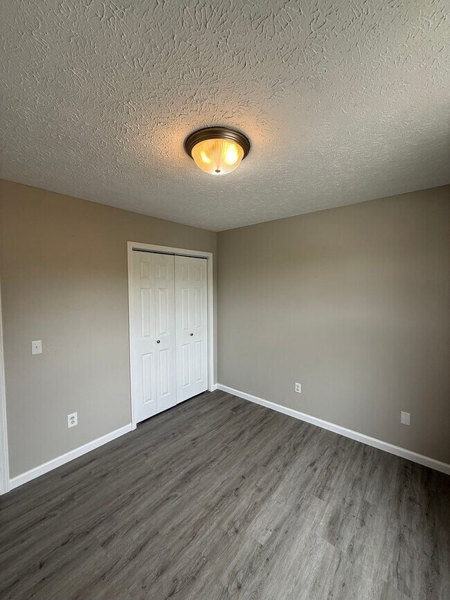 Building Photo - Updated home in Nixa