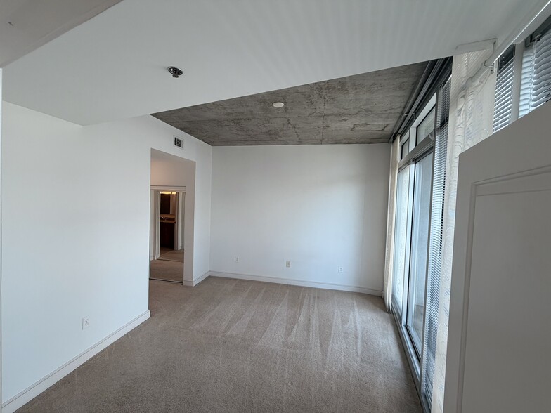 Large Bedroom Space - 950 W Peachtree St NW