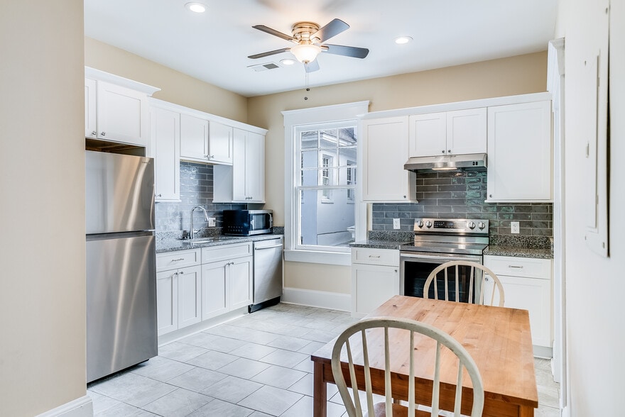 Building Photo - 602 E Victory Dr