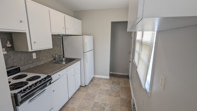 Building Photo - West end duplex, walking distance to every...