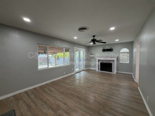 Building Photo - 1307 Pepper Tree Ln