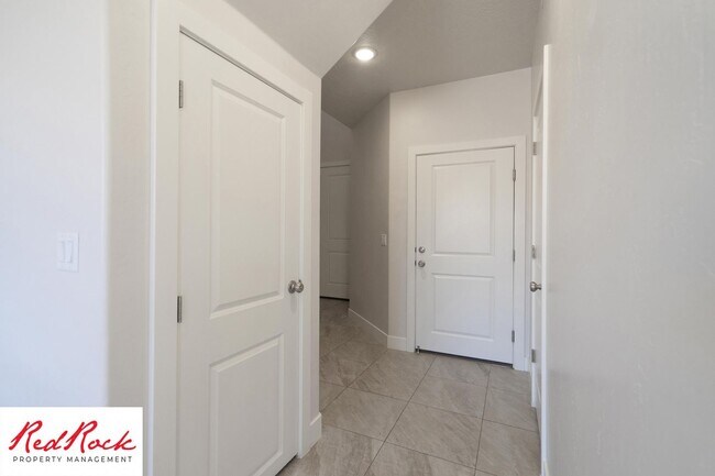 Building Photo - Gorgeous 3 Bedroom Townhome in Washington!