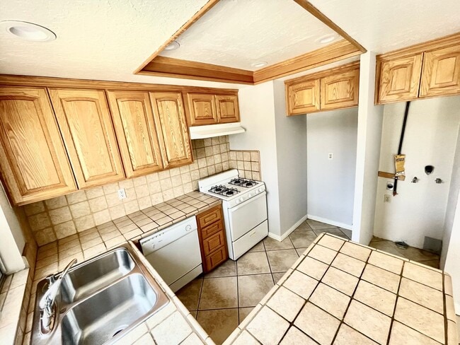 Building Photo - Charming 2 Bedroom 1.5 Bathroom Townhome w...