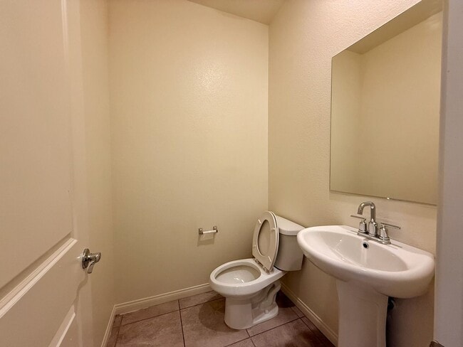 Building Photo - NEWLY UPGRADED 3 BED 2.5 BATH 2 CAR GARAGE...
