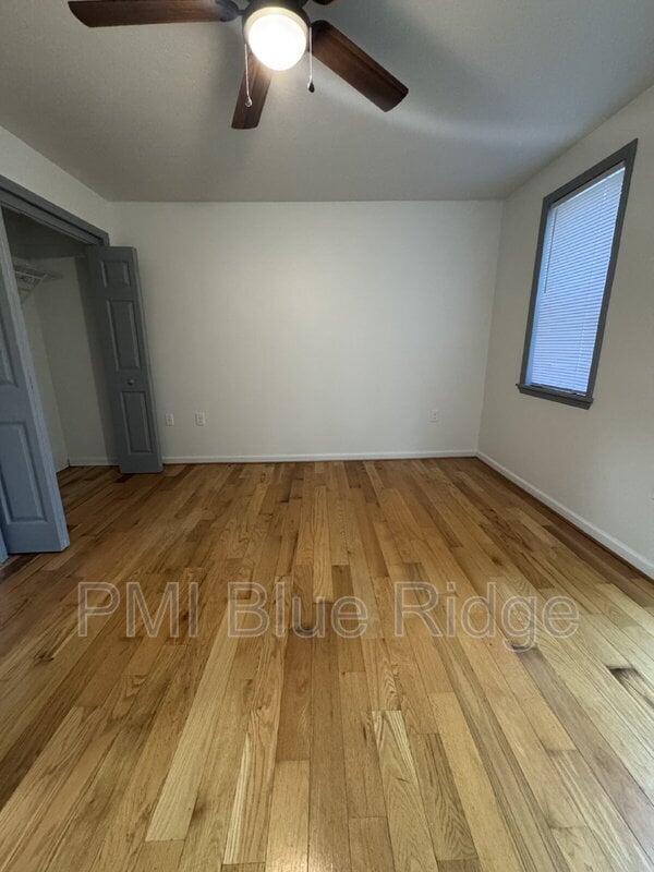 Building Photo - 922 1st Ave W