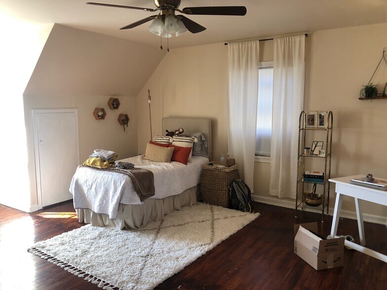 upstairs west bedroom - 1816 W Arrowhead Plz