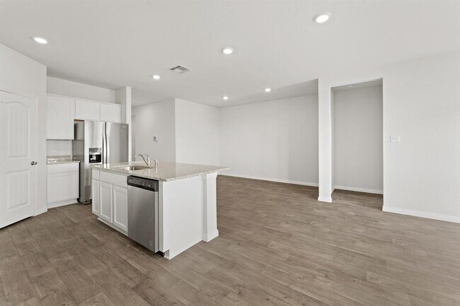 Building Photo - 411 Town Lk Bnd