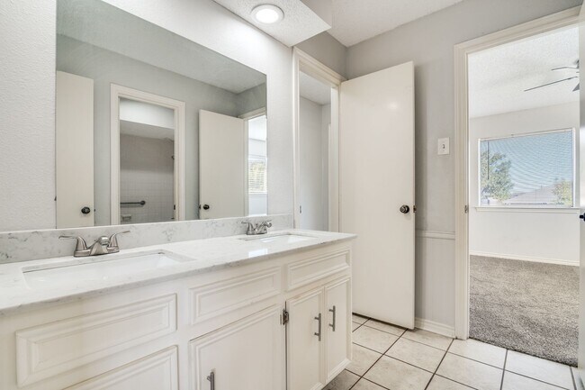 Building Photo - Beautiful 3-Bed, 2.5-Bath Home in Garland – Spacious Layout & Fantastic Amenities!