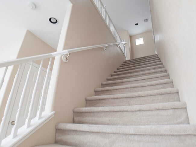 Building Photo - 3 BEDROOM, 3 BATHROOM, 2 CAR GARAGE, COMMU...