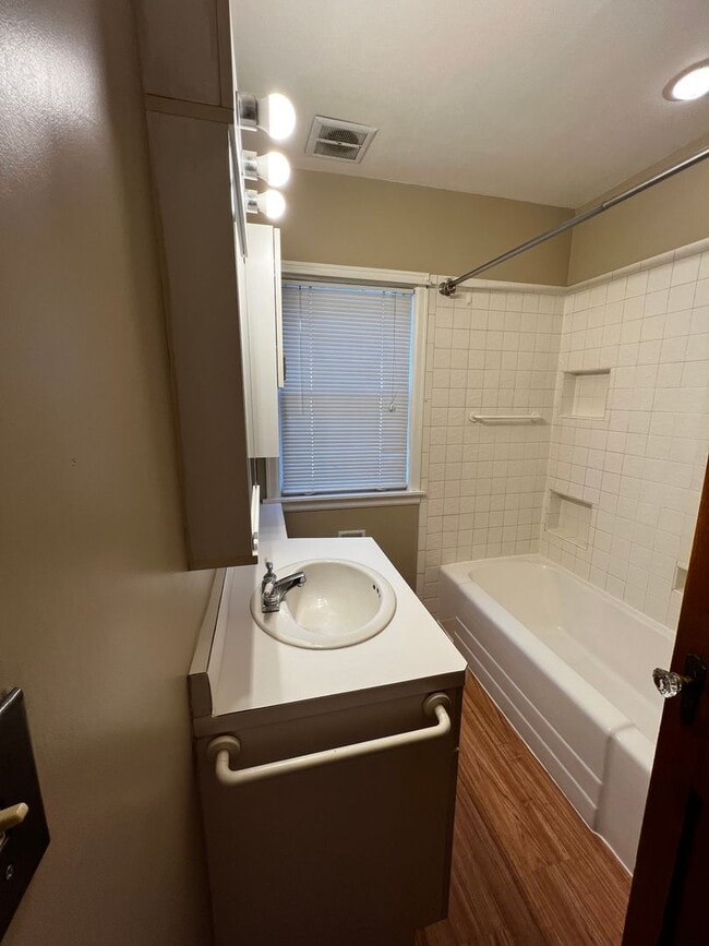 Building Photo - 2 bedroom home with bonus room in Davenport