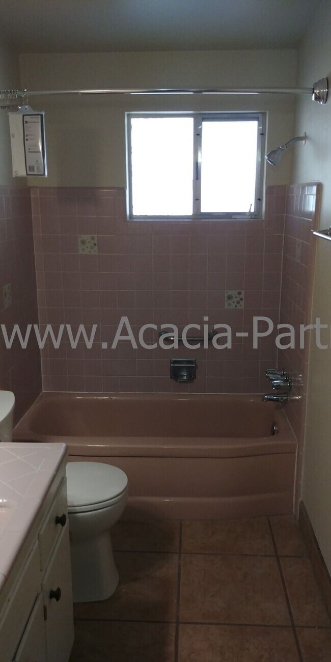 Building Photo - Centrally Located Three Bedroom/Two Bath Home