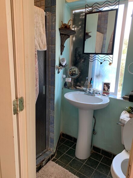 Building Photo - 3900 Seven Hills Rd