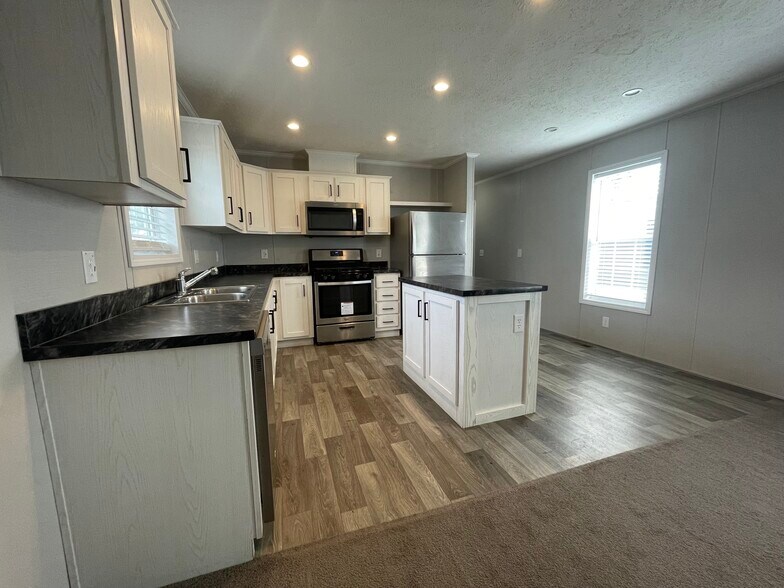 Building Photo - 16185 Notre Dame St