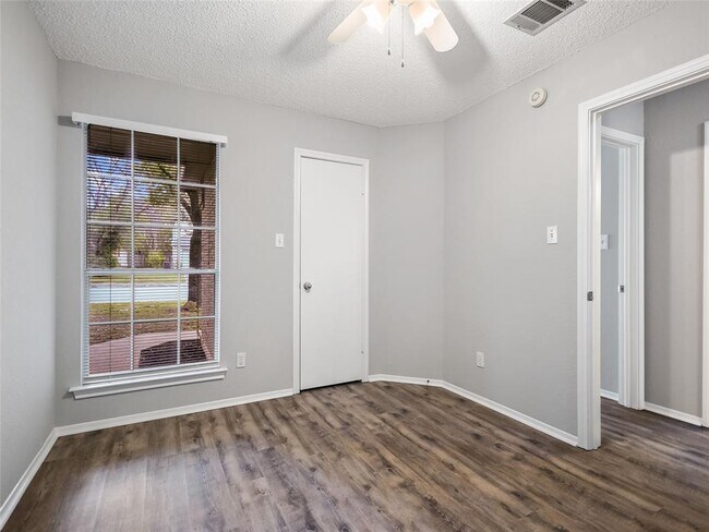 Building Photo - 1411 Hollow Tree Blvd