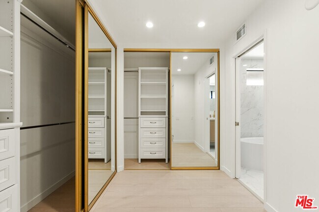 Building Photo - 4933 Collett Ave