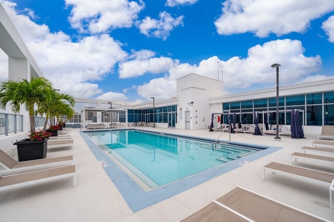 Building Photo - Beautiful 1BR/2BA Luxury High-Rise Condo in Downtown Orlando - Star Tower!