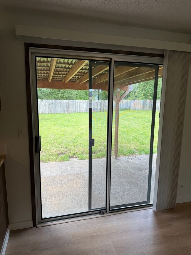 Building Photo - Updated single level 2 bed/1 bath duplex in Thurston!