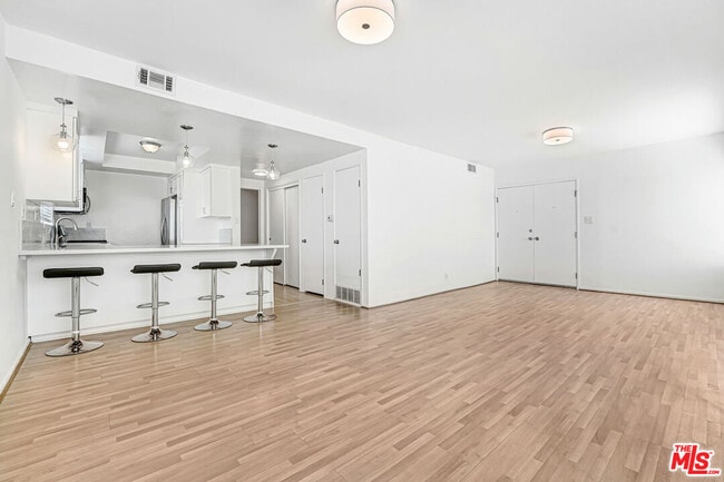 Building Photo - 10393 Almayo Ave