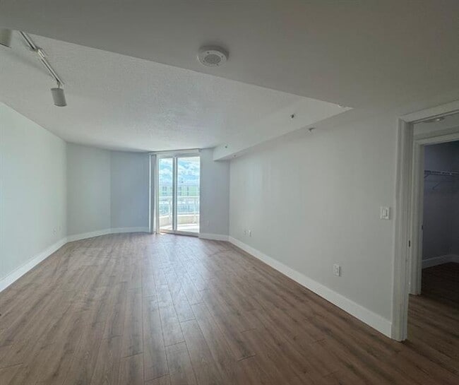 Building Photo - 401 SW 4th Ave