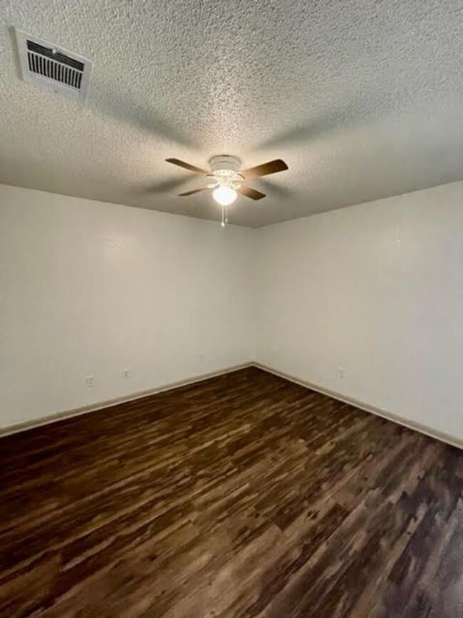 Building Photo - 928 Briar Dr