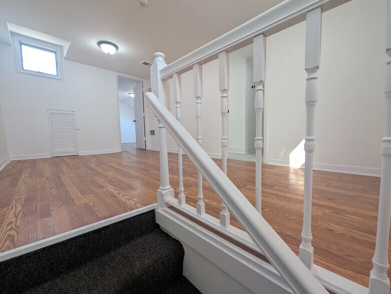 Building Photo - 1520 W Melrose St