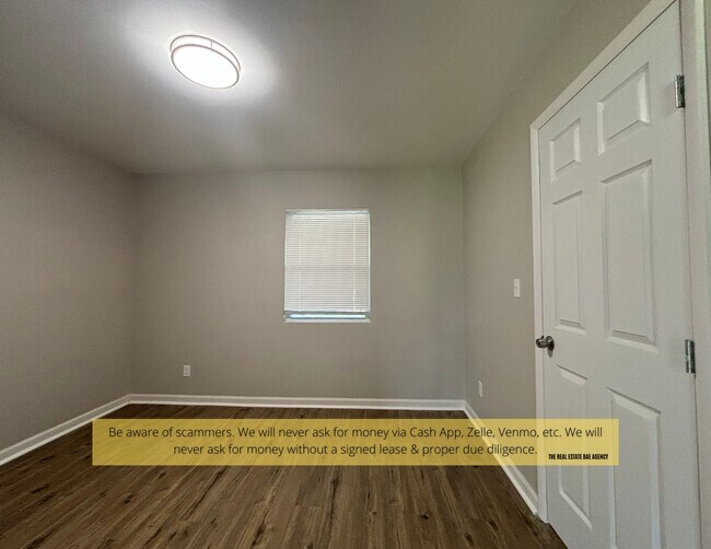 Building Photo - 1118 Soria St