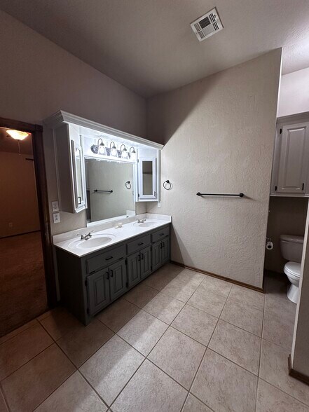 Building Photo - 528 Madeline Ln