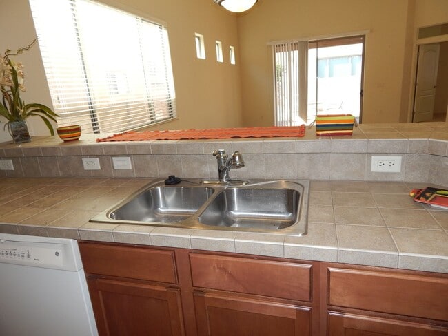 Building Photo - 4 Bedrooms - Gated Community in Oro Valley