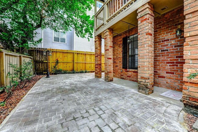 Building Photo - 2255 Braeswood Park Dr
