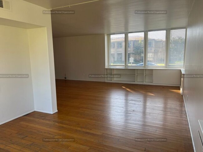 Building Photo - Large Historical Mare Island Duplex Unit