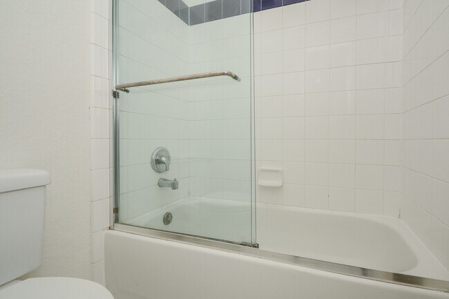 Building Photo - 14 Guinevere Pl