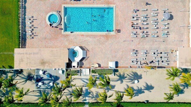 Building Photo - 5005 Collins Ave