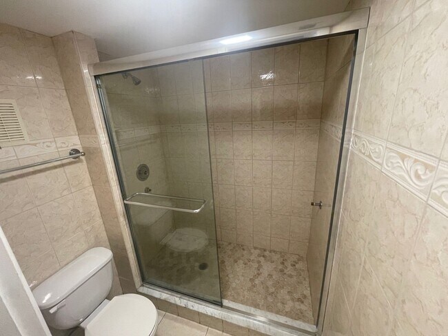 Building Photo - Spacious 2 Bedroom 2 Bath Condo  October l...